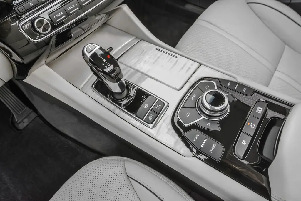Kia Unveils 2015 K900 Luxury Sedan Specs Photos Video