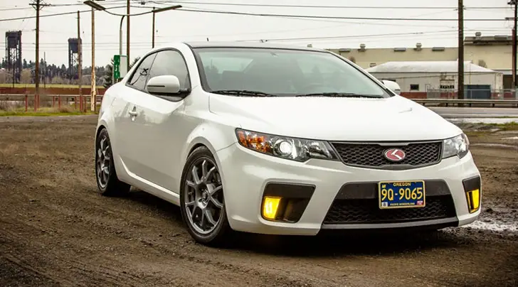 White Kia Forte Koup