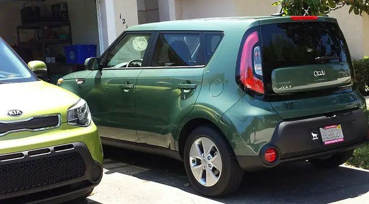 2 Kia Soul models in different green colors