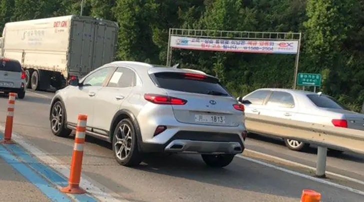 Kia Ceed SUV spy shots