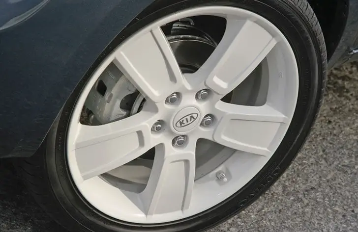 Kia Soul Denim comes available with white painted 18-inch alloy wheels.